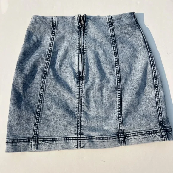 Free People Modern Femme Novelty Mini Indigo Acid Wash Denim Skirt Size: 6 - Picture 4 of 13